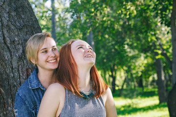 Fototapeta premium alternative couple hugs and laughs