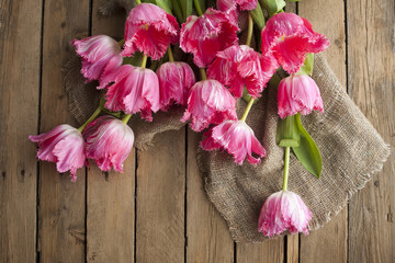 Розовые тюльпаны на натуральном деревянном фоне
