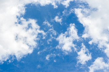 Nuvole bianche su cielo azzurro