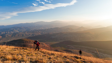 Obraz premium Travelers climbs to the mountain peak