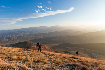 Obraz premium Travelers climbs to the mountain peak