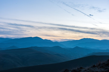 Obraz premium Beautiful mountain peaks landscape after sunset