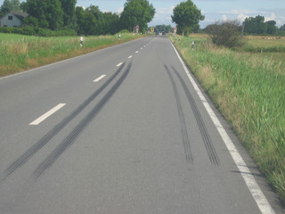 Obraz premium Bremsspur auf Asphalt Straße