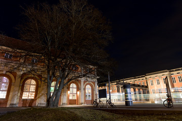 Fototapeta na wymiar Historische Gebäude in der Potsdamer Innenstadt bei Nacht