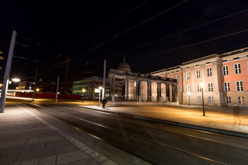 Fototapeta na wymiar Historische Gebäude in der Potsdamer Innenstadt bei Nacht