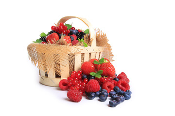 panier de fruits rouges sur fond blanc