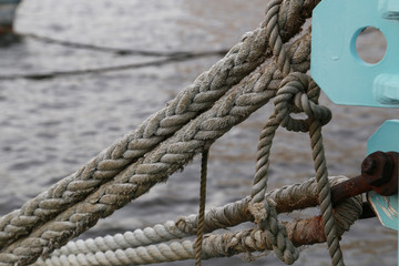 Fototapeta premium Scene of a pillar and the rope for the mooring of the ship of the port