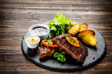 Tasty grilled ribs with vegetables