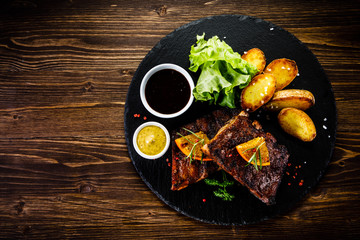 Tasty grilled ribs with vegetables