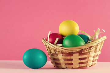 Fototapeta na wymiar colorful easter egg in basket