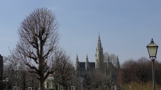 Blick vom Burggarten auf das Wiener Rathaus