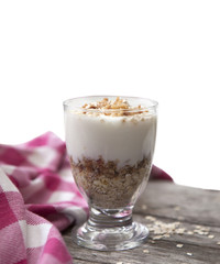 yaourt et fibres sur fond blanc