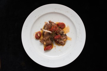 美味しい食卓、イタリア料理、肉、サラダ