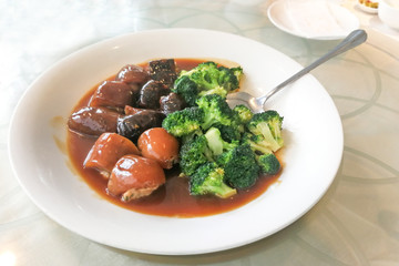 Braised mushroom with sea cucumber and broccoli, popular Chinese delicacy