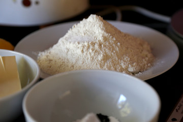 mehl abgewogen zum kuchen backen