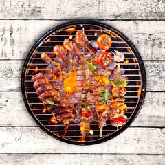 Foto auf Leinwand Draufsicht auf frisches Fleisch und Gemüse auf dem Grill auf Holz © Jag_cz