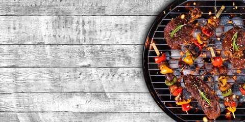 Vlies Fototapete Grill / Barbecue Draufsicht auf frisches Fleisch und Gemüse auf dem Grill auf Holz