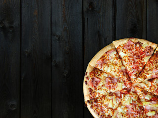 bardzo pyszna pizza hawajska prosto z pieca © photoidea