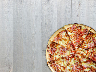 bardzo pyszna pizza hawajska prosto z pieca © photoidea