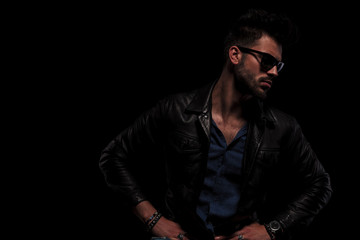 Fototapeta premium fashion man with sunglasses looking down to side