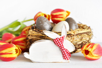 Holzhase, Osternest und Tulpen 