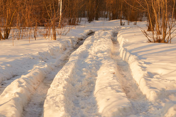Obraz premium Footprints in the snow in the golden hour.