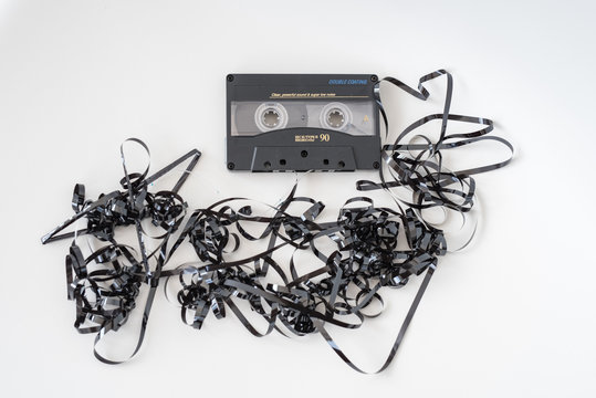 Kassette liegt neben Bandsalat