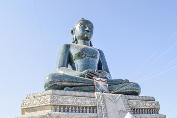 Fototapeta premium Giant the emerald Buddha statue