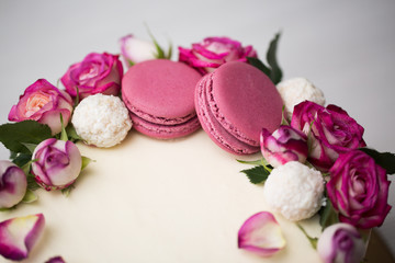 Obraz na płótnie Canvas Cake with roses and macaroons