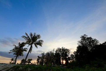 Fototapeta na wymiar The clear sea of Koh Lipe during sunset.