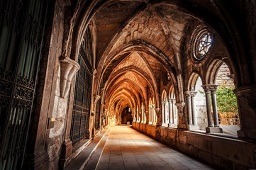 Łukowy korytarz w Katedrze Se w Lizbonie - obrazy, fototapety, plakaty