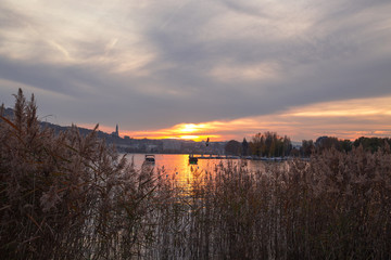 Obraz premium Coucher de soleil sur le lac d'Annecy