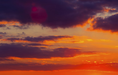 Fototapeta premium Piękny zmierzch z kolorowymi chmurami na niebie