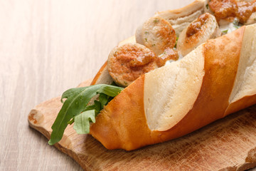 Laugen Sandwich mit gebratener Weißwurst und süßer Senf