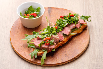 Baguette mit sous vide entrecote Rindfleisch mit Chimichurri Sauce