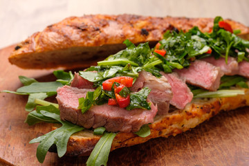 Baguette Sandwich mit Rindfleisch sous vide und Kräuter Sauce