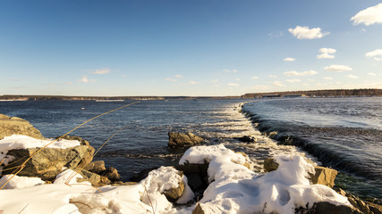 весенний пейзаж на Уральской реке с перекатом, Россия