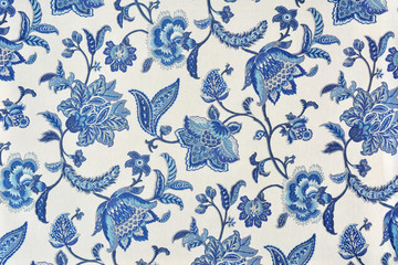 Blue ornate floral pattern on white cotton tablecloth. - obrazy, fototapety, plakaty
