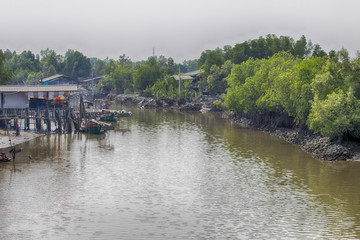 Obraz premium Fishing boat at Don Hoi Lam, Samut Songkhram Province Thailand 