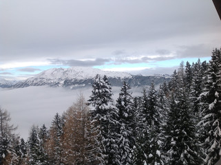 Fototapeta na wymiar Berglandschaft Winter über Wolkenhimmel