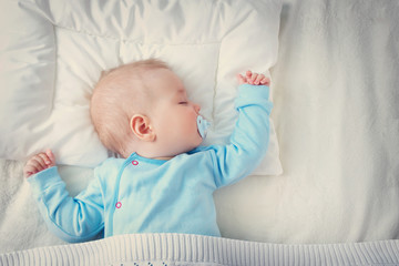 baby sleeping on blue blanket - obrazy, fototapety, plakaty