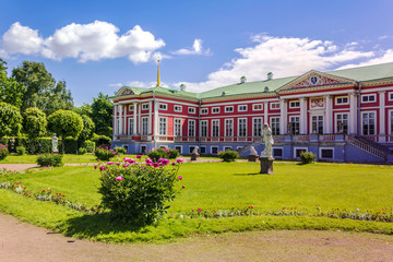 Kuskovo Palace in Moscow, Russia. Hot summer day. - obrazy, fototapety, plakaty
