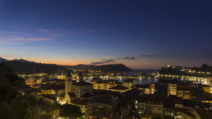 Vista al atardecer de la Villa Marinera de Ribadesella, en Asturias, España