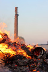 Feuer vor Schornstein