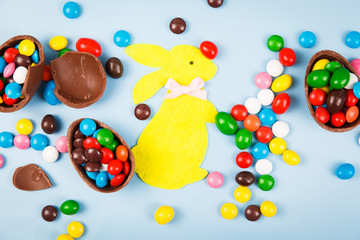 Obraz premium Chocolate eggs and color candy glaze