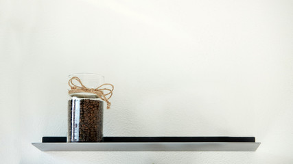 Barattolo di caffè su mensola moderna in acciaio