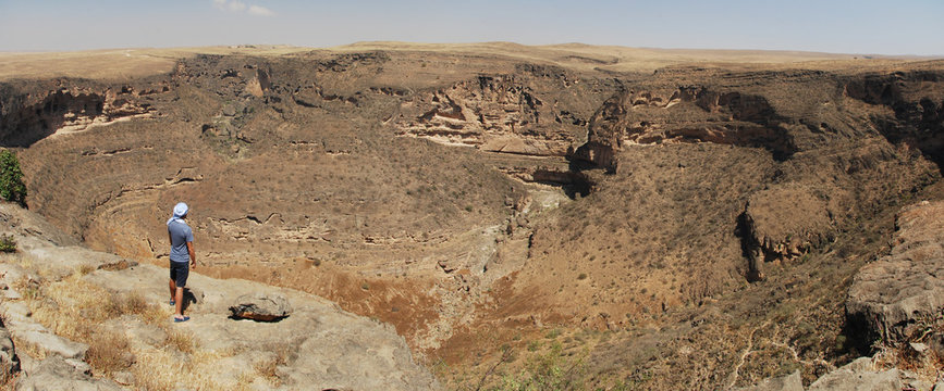Homme devant gouffre de Tayq (Tayq Sinkhole), Oman