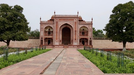 Fototapeta na wymiar Itimad-ud-Daula-Mausoleum, Mogularchitektur in Agra, Indien