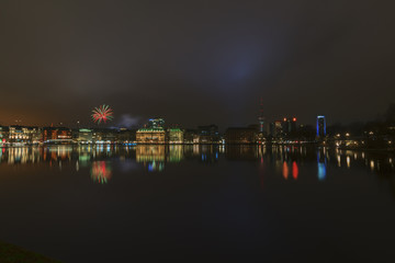 Fototapeta na wymiar Jungfernstieg Skyline in Hamburg bei Nacht und Feuerwerk