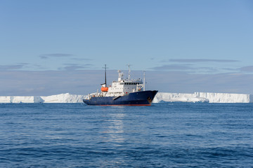 Obraz premium Expedition ship in Antarctic sea